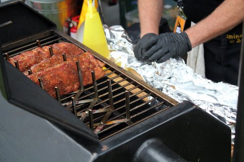 IMG_5347-flaming_pig_bbq.jpg