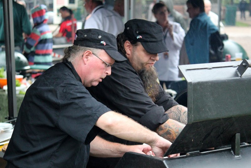 IMG_5582-flaming_pig_bbq.jpg
